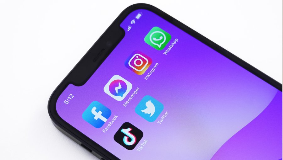 Smartphone with social media apps on main screen